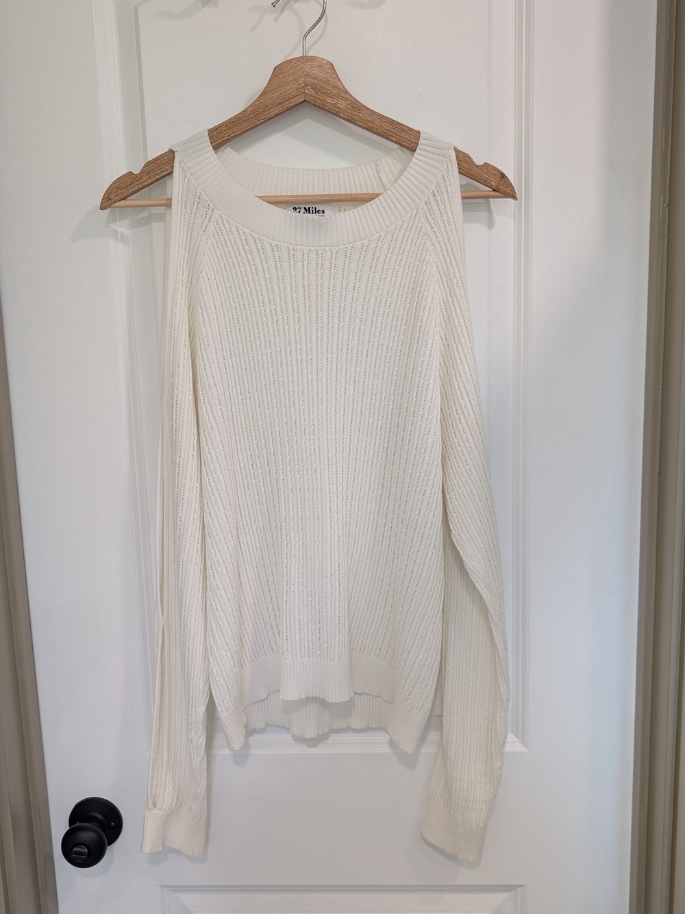 27 Miles Malibu White Cold-Shoulder Ribbed Knit Sweater with Cutout Sleeves